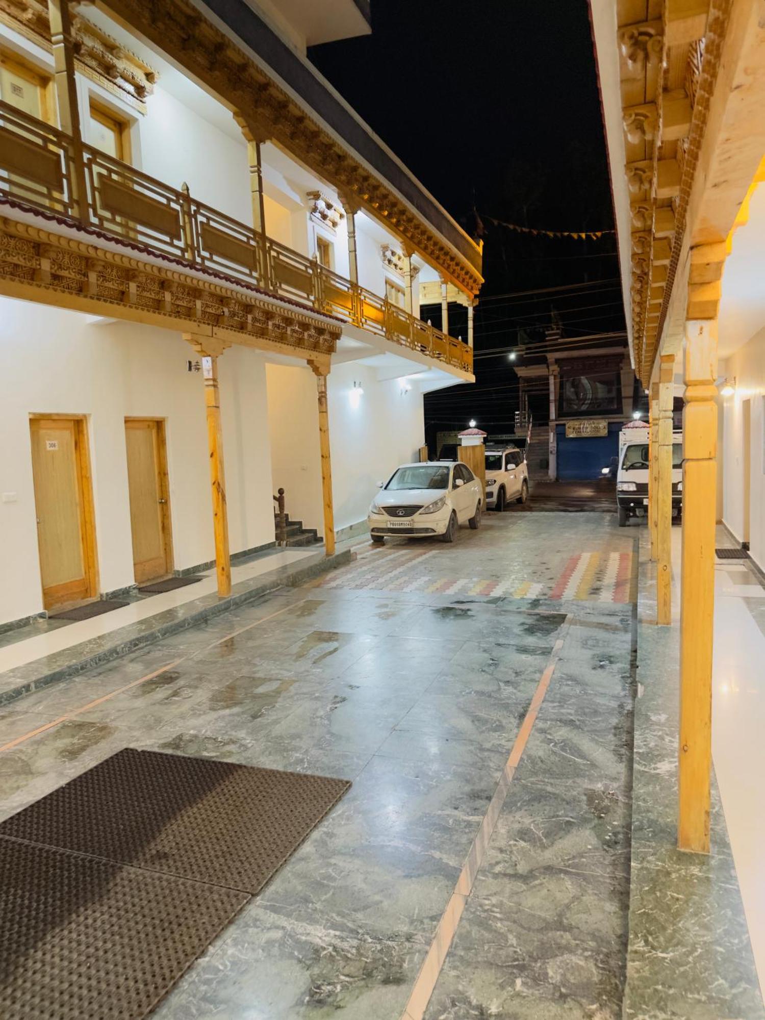 Hotel Dimbir Regency Λεχ Εξωτερικό φωτογραφία